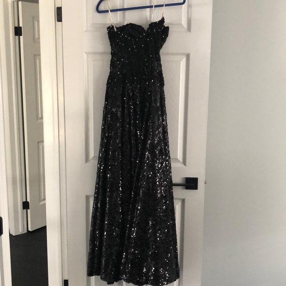 Tony Bowls Evening Gown. Stunning sequence dress. - Picture 7 of 7